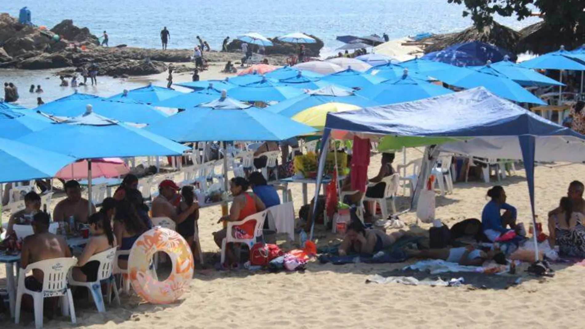 Playa gente en la arena